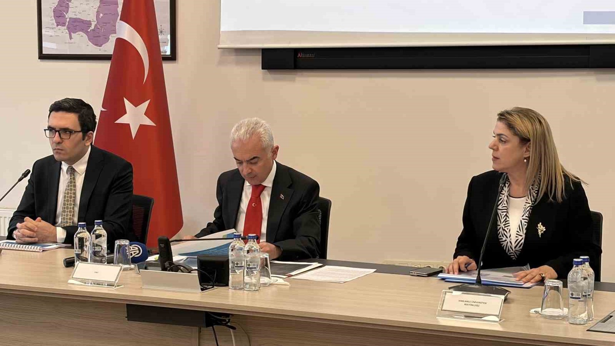 Kırklareli'nde bağımlılıkla mücadele toplantısında Vali Turan UYUMA'ya çağrı yaptı