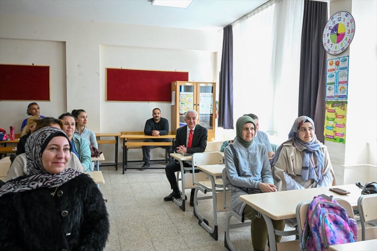 Kırklareli Valisi Turan, Mustafa Dalcalı ve Vali Faik Üstün ilkokullarına gitti