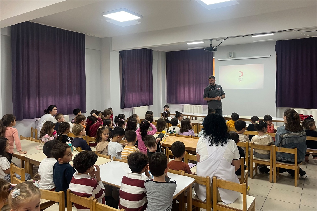 Kızılay, Havza'da kreş ve okullarda öğrencilere afet eğitimi verdi