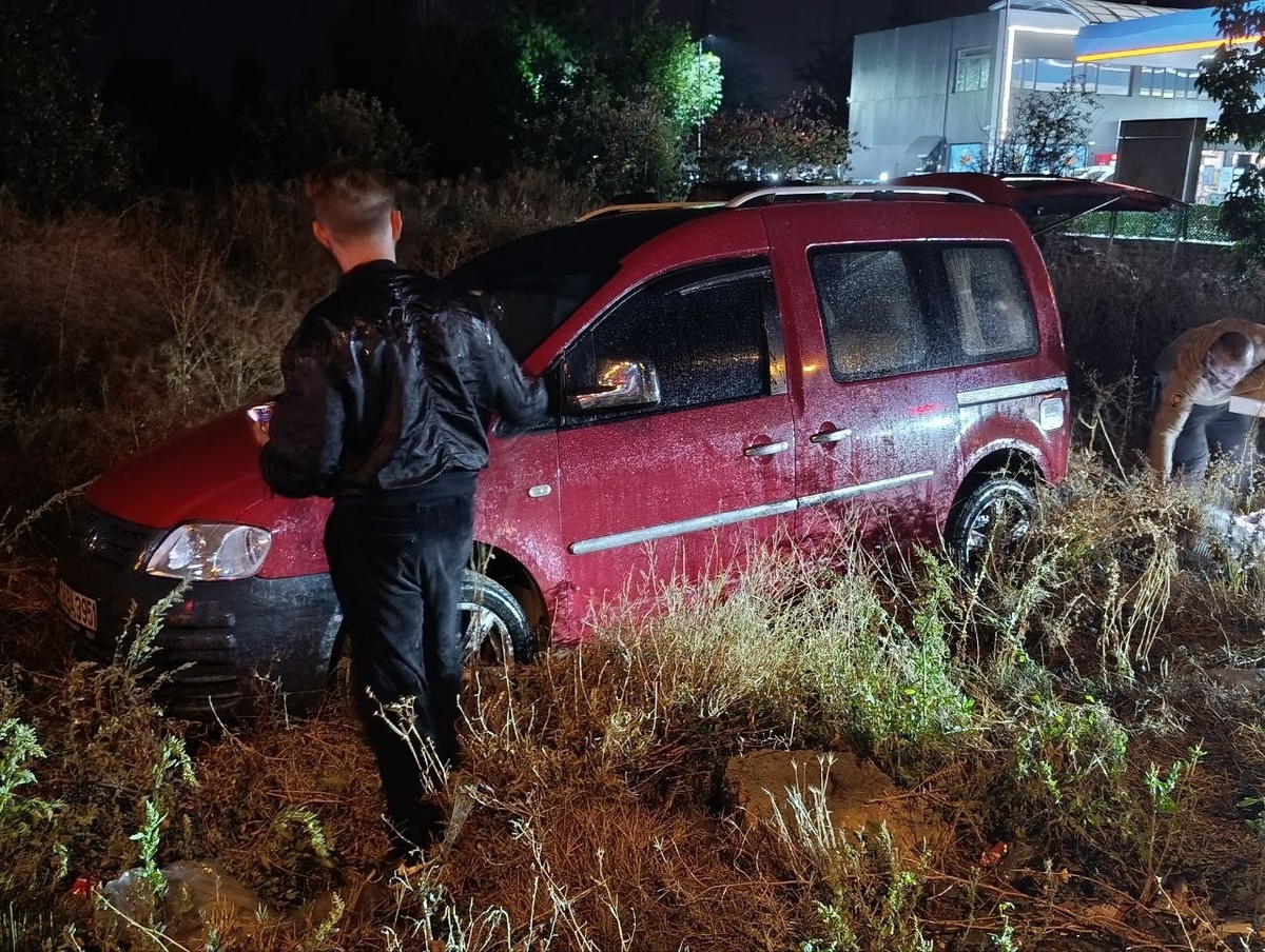 Konya Beyşehir'de kaygan yolda hafif ticari araç şarampole devrildi, 2 kişi yaralandı