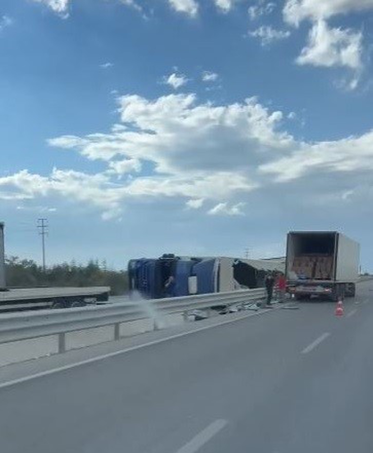 Konya'da refüje çarpan tır devrildi, sürücü hafif şekilde yaralandı