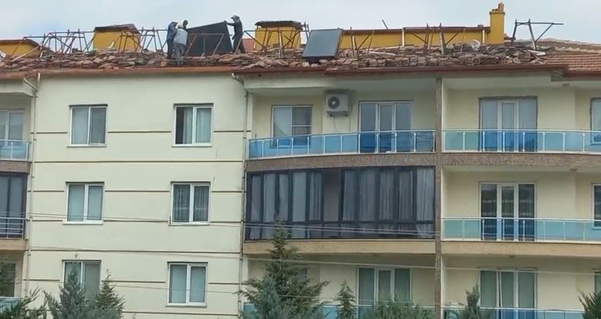 Konya Karapınar'da işçiler 4 katlı çatıda güvenlik önlemi almadan güneş paneli attı