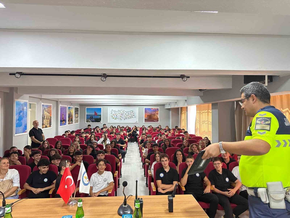 Kuşadası'nda trafik jandarması 80 öğrenciye güvenli motosiklet sürüşü semineri verdi