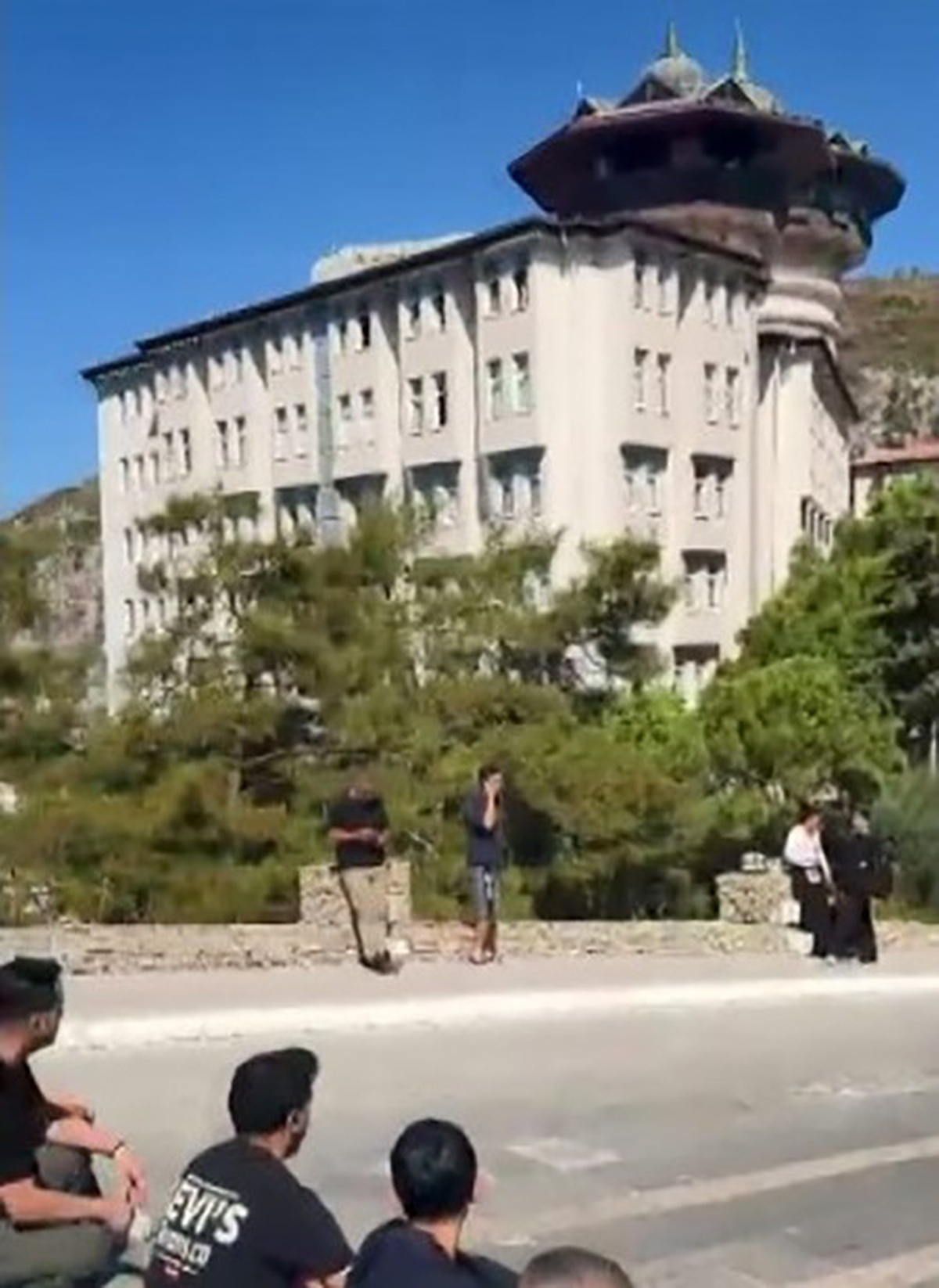 Kuşadası'ndaki otelde maaş eylemi başladı, yaklaşık 400 müşteri tahliye edildi