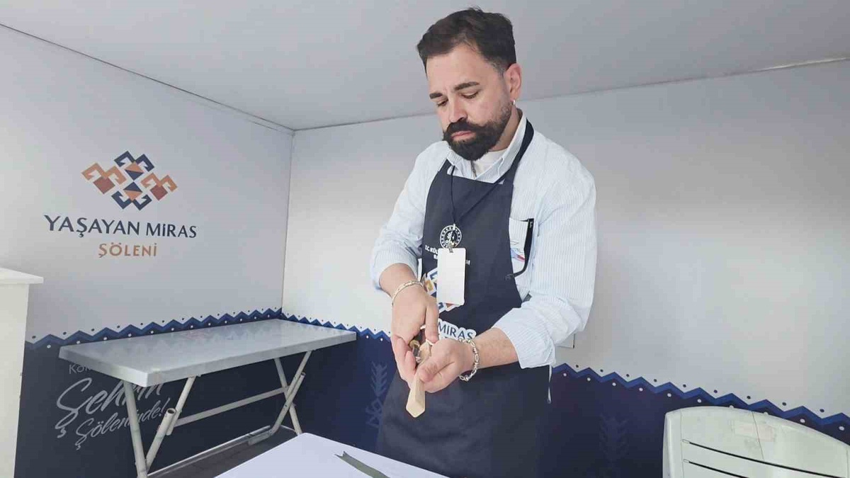 Kütahya'da ahşap kaşık sanatçısı Kandemir sanatını güncel formlarla yaşatıyor
