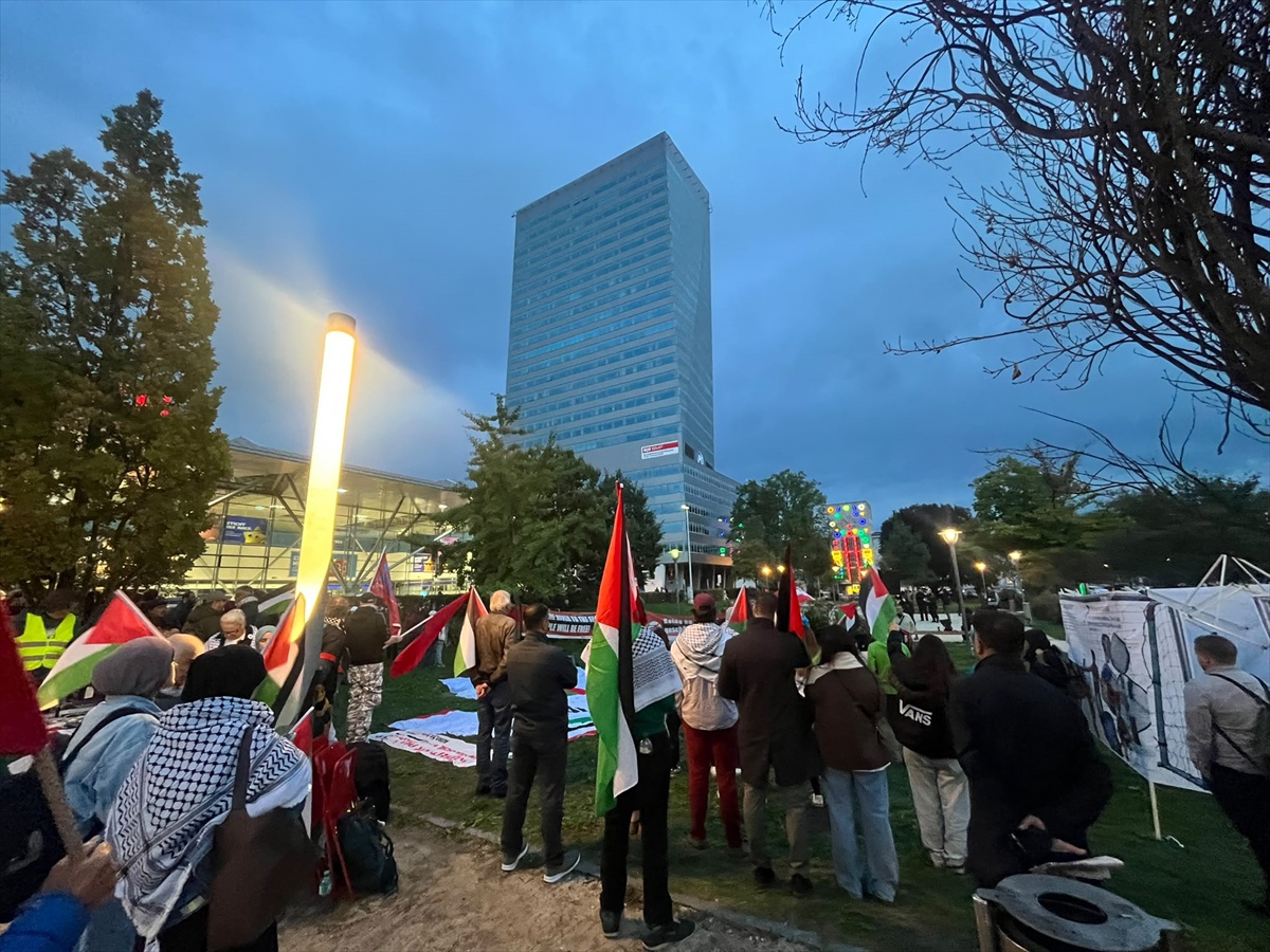 Linz'de Avusturya-İsrail maçı öncesi göstericiler silah ticaretini protesto etti
