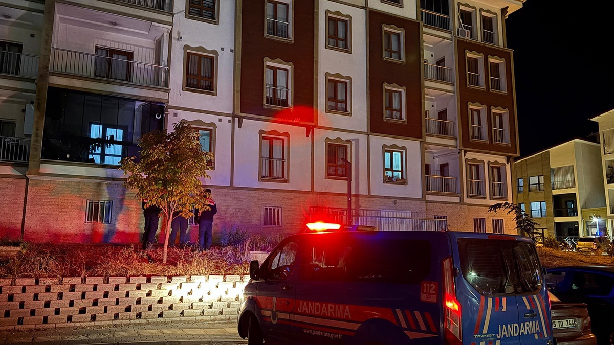 Manisa Kula'da 3. kattan düşen 17 yaşındaki kız, kırıklarla hastaneye kaldırıldı