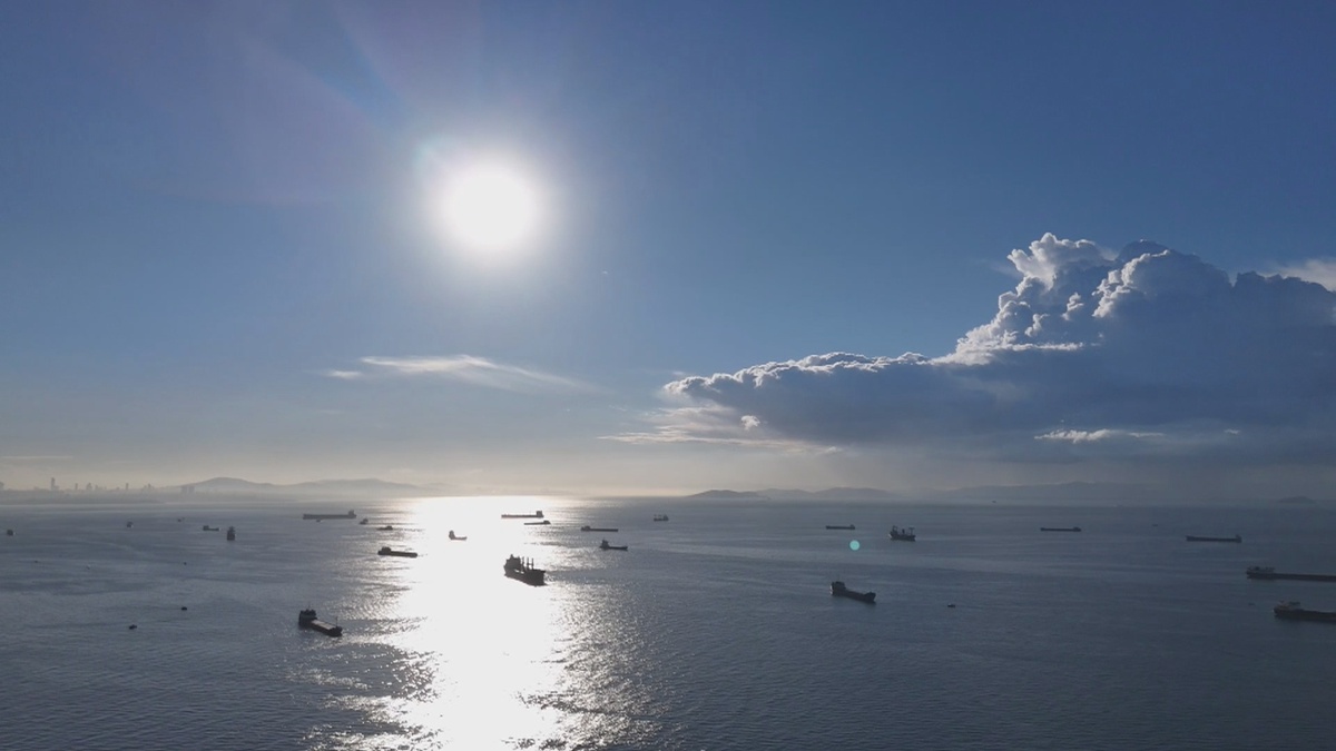 Marmara Denizi üzerindeki bulutlar İstanbul'da sabah kartpostallık manzara oluşturdu