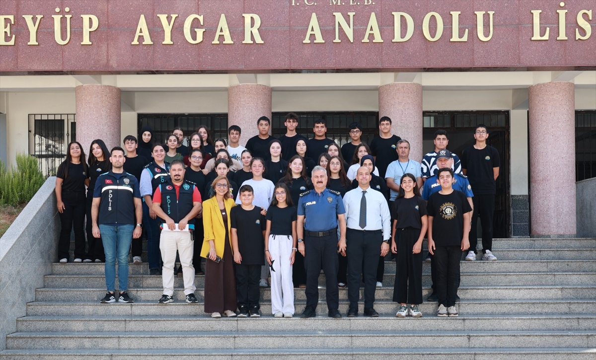 Mersin İl Emniyet Müdürü Fahri Aktaş, Toroslar'daki lisede öğrencilerle sohbet etti