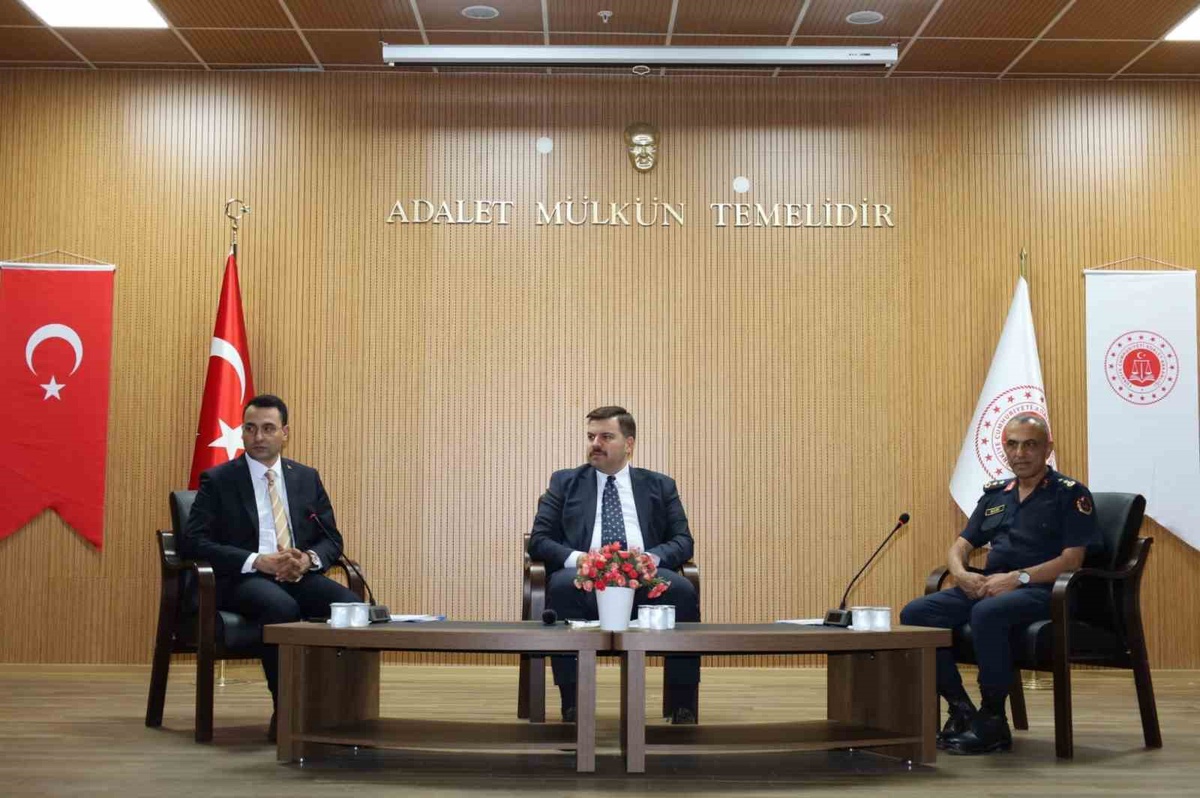 Mersin Tarsus'ta terör ve uyuşturucu soruşturmalarına koordinasyon toplantısı yapıldı