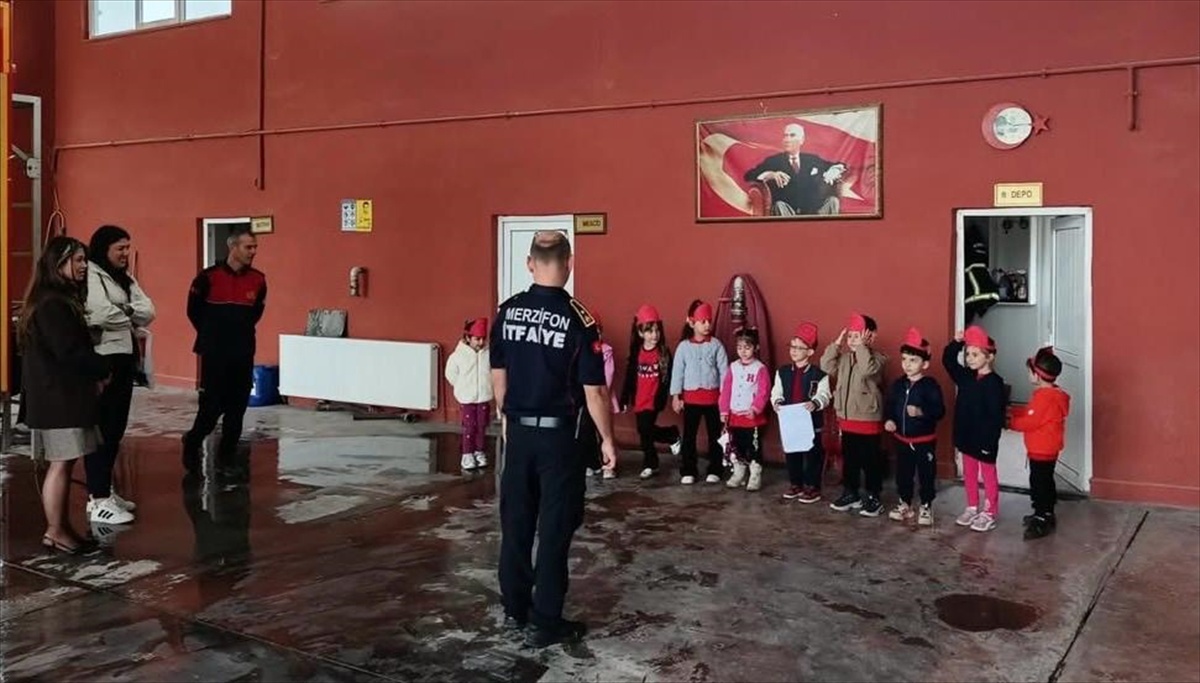 Merzifon'da itfaiye ekipleri anaokulu öğrencilerine 112'yi ve yangını anlattı
