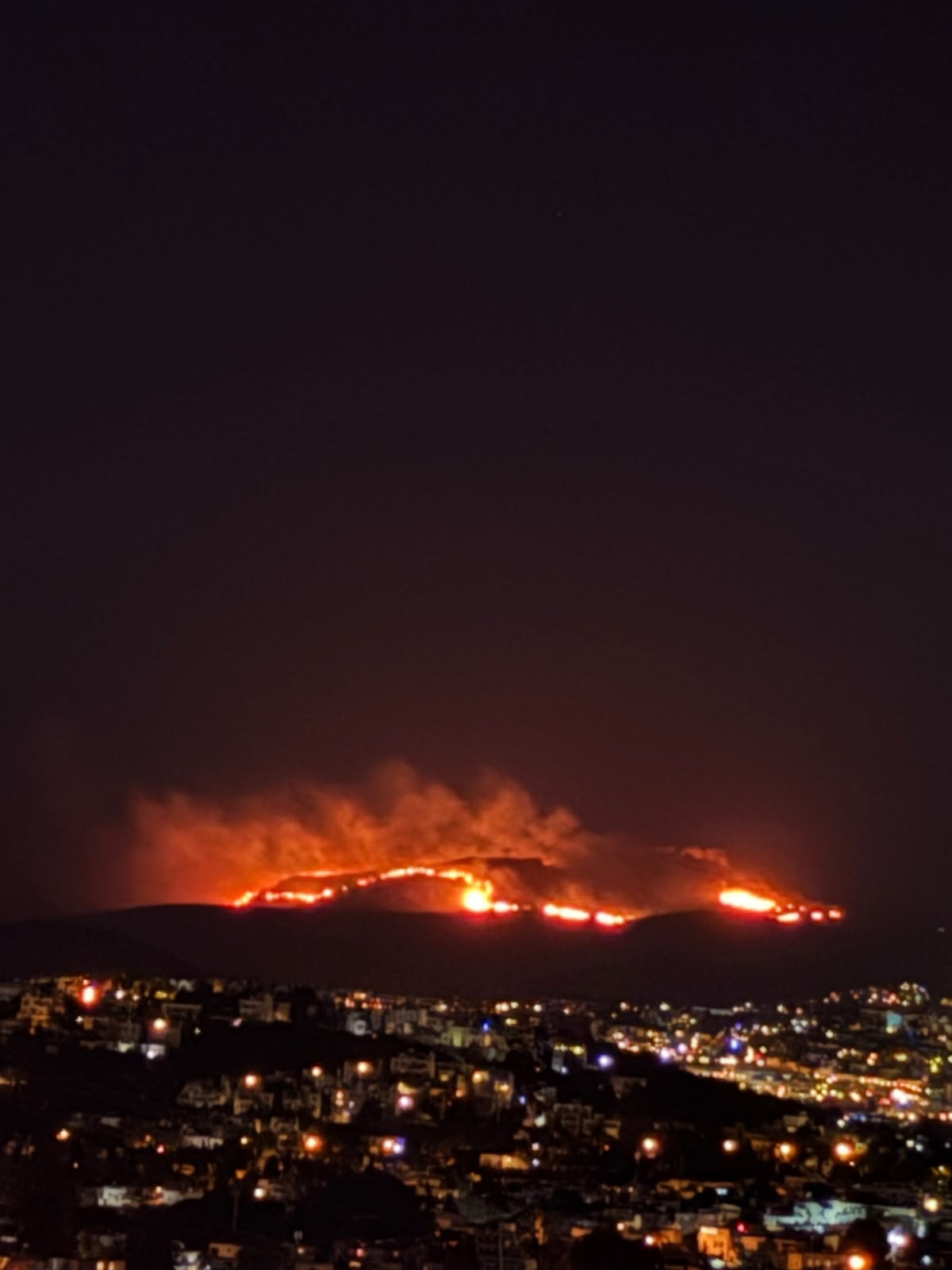 Muğla Bodrum'da 20.30'da çıkan maki ve otluk yangını söndürme çalışmaları sürüyor