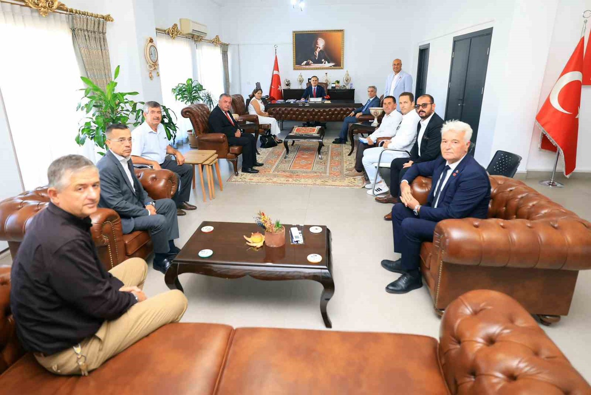 Muğla Valisi Akbıyık, Milas'ta altyapı ve tarım taleplerini muhtarlardan dinledi