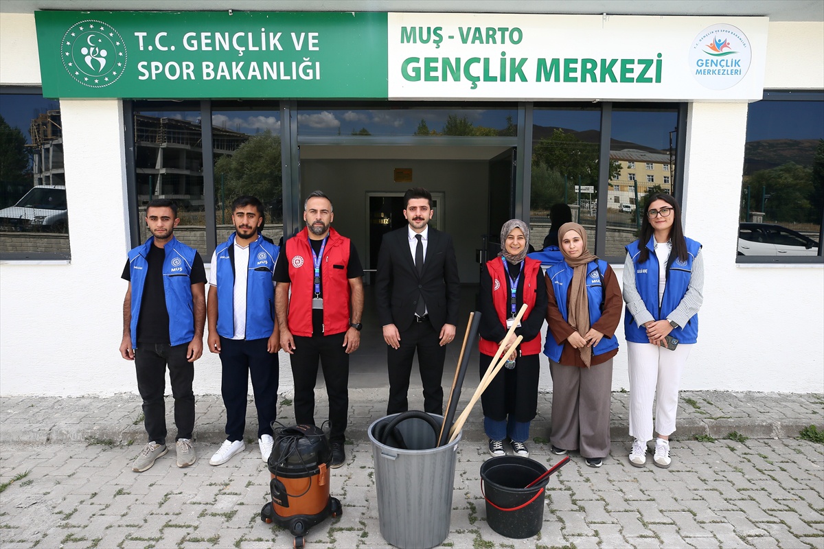 Muş Varto'da gönüllü gençler, 15 yaşlının evini temizleyip dayanışma köprüsü kurdu
