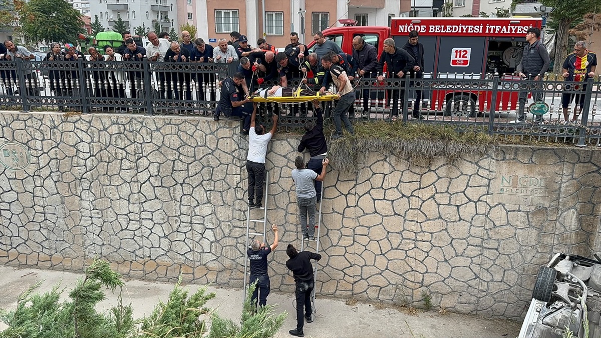 Niğde'de otomobil kanala düştü, yaralanan sürücü hastaneye kaldırıldı