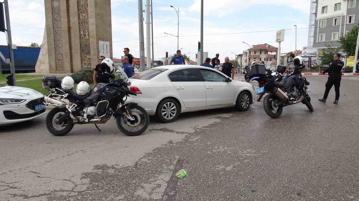 Öğretmene ölüm tehdidi iddiası sonrası Malatya'da iki araçta 1 tabanca ele geçirildi