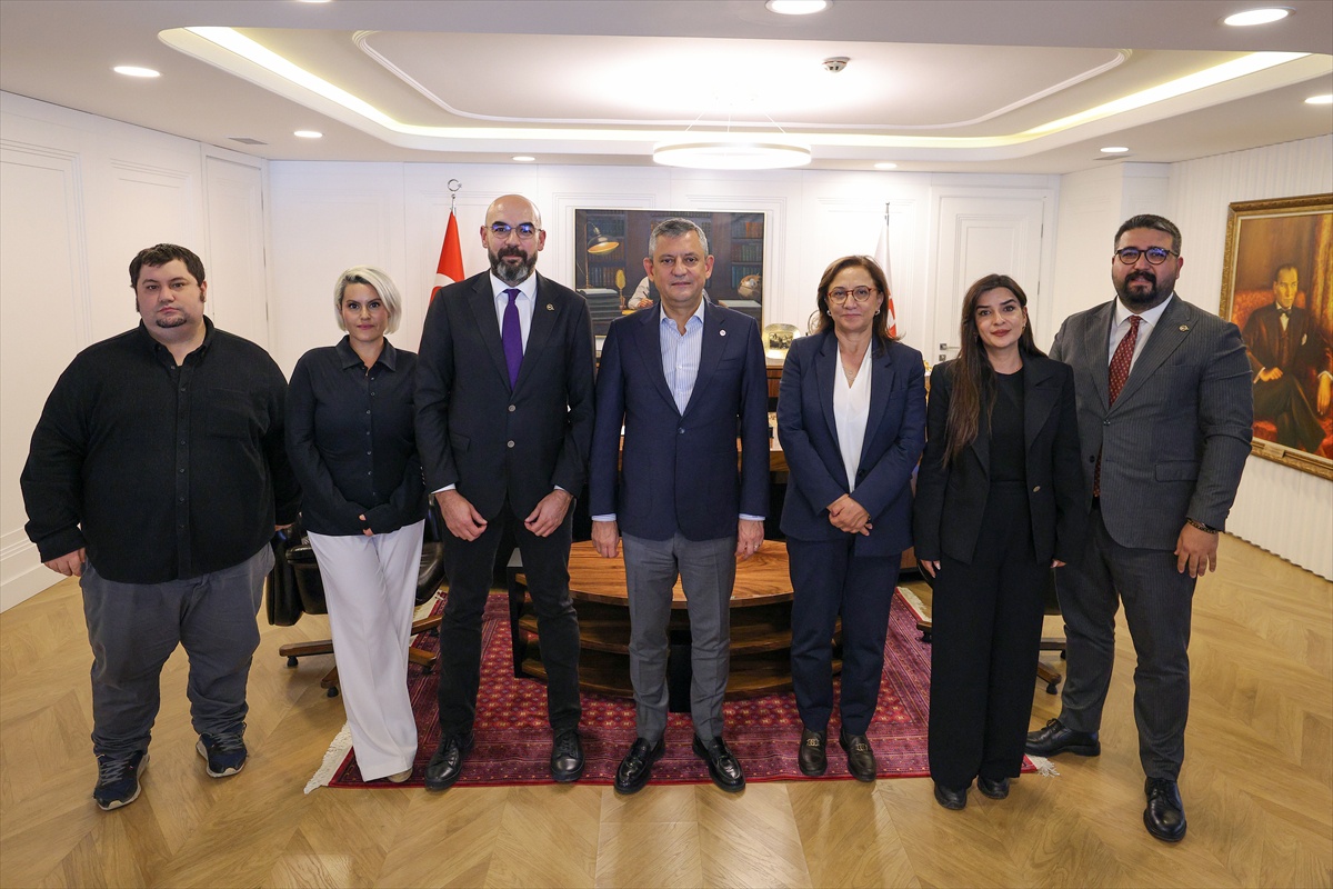 Özgür Özel, Çağdaş Gazeteciler Derneği Başkanı El’i ve beraberindekileri kabul etti