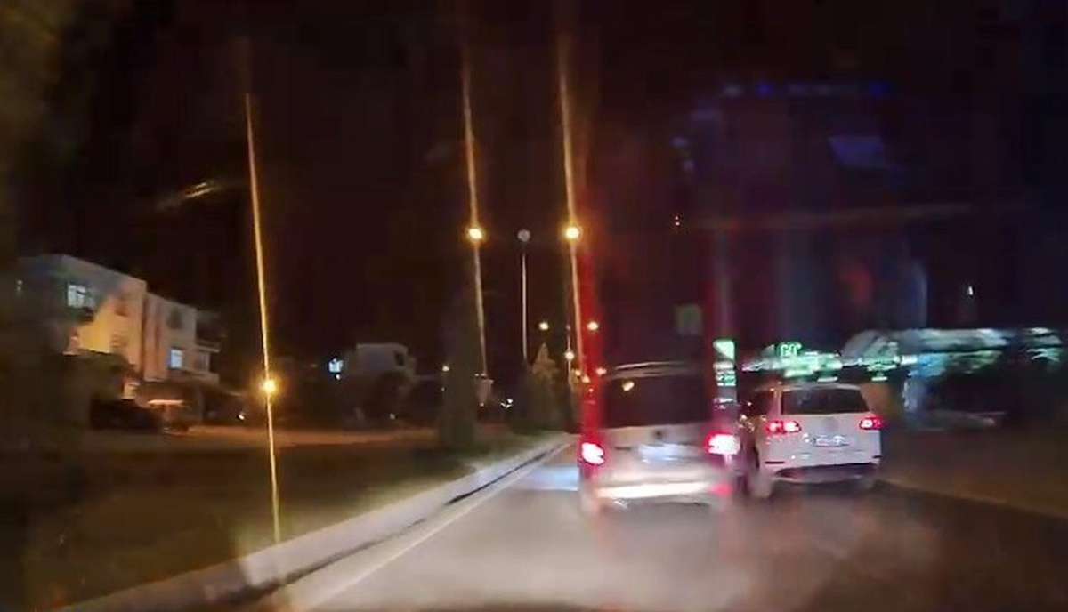 Polis, Elazığ'da tehlikeli şerit değiştiren sürücüye 10 bin lira ceza kesti.