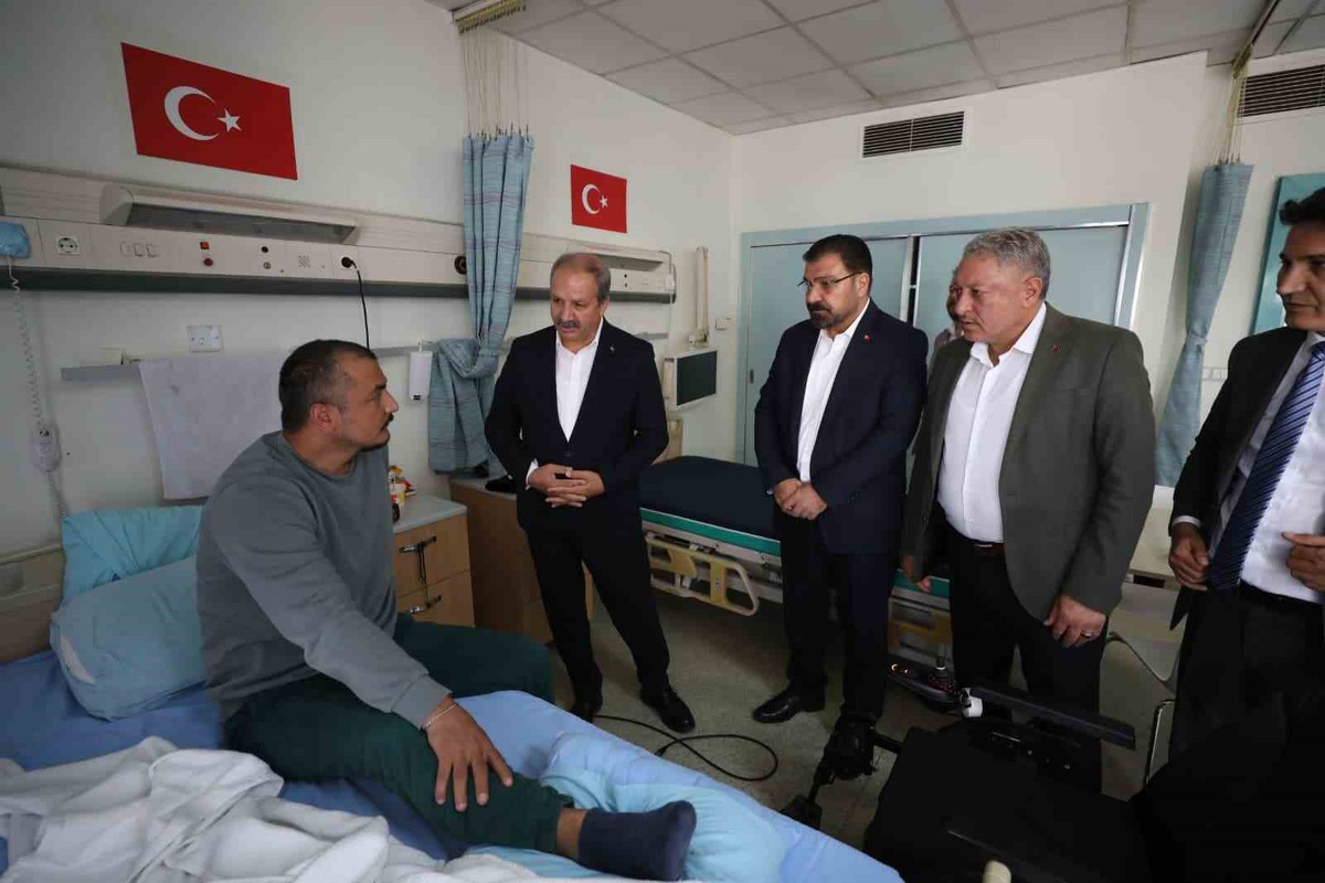 Sağlık-Sen, Ankara'da tedavi gören gazileri ziyaret edip Türk bayrağı hediye etti