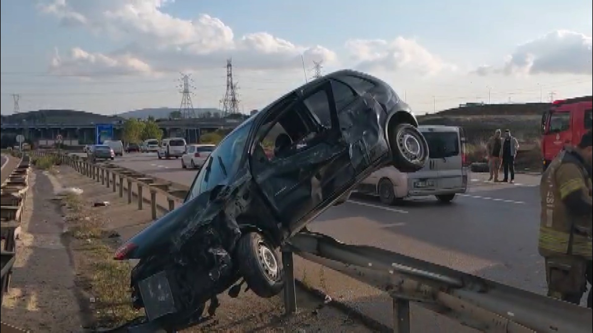 Sancaktepe'de bariyere çarpan otomobilin sürücüsü yaralanarak hastaneye kaldırıldı
