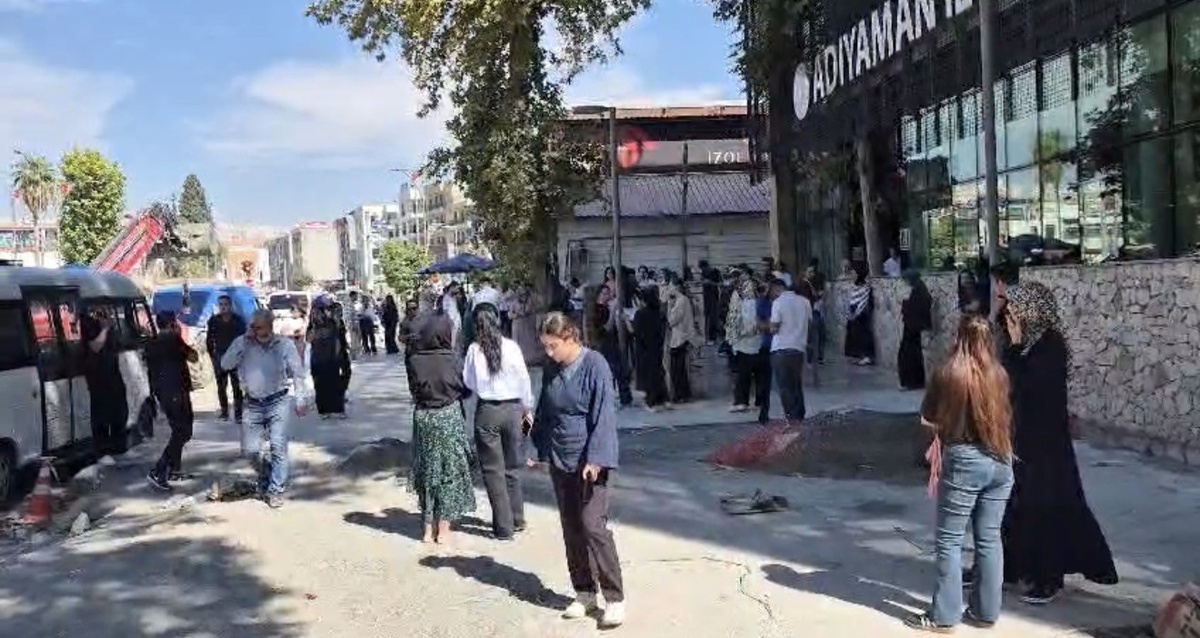 Şanlıurfa Karaköprü'de 5.4 büyüklüğünde deprem oldu, Adıyaman'da da hissedildi.