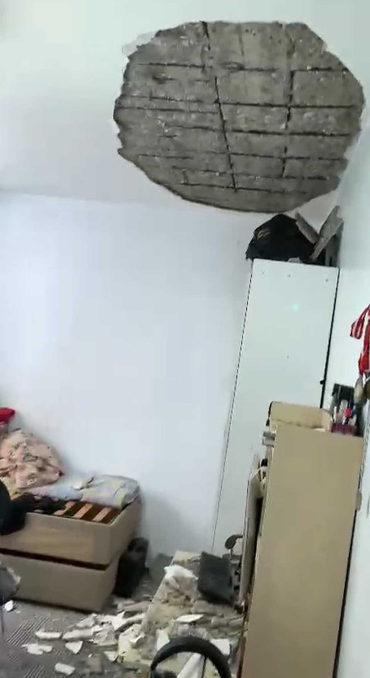Şanlıurfa merkezli 5.4'lük deprem Nizip'te bir evin tavanında kısmi çökmeye yol açtı