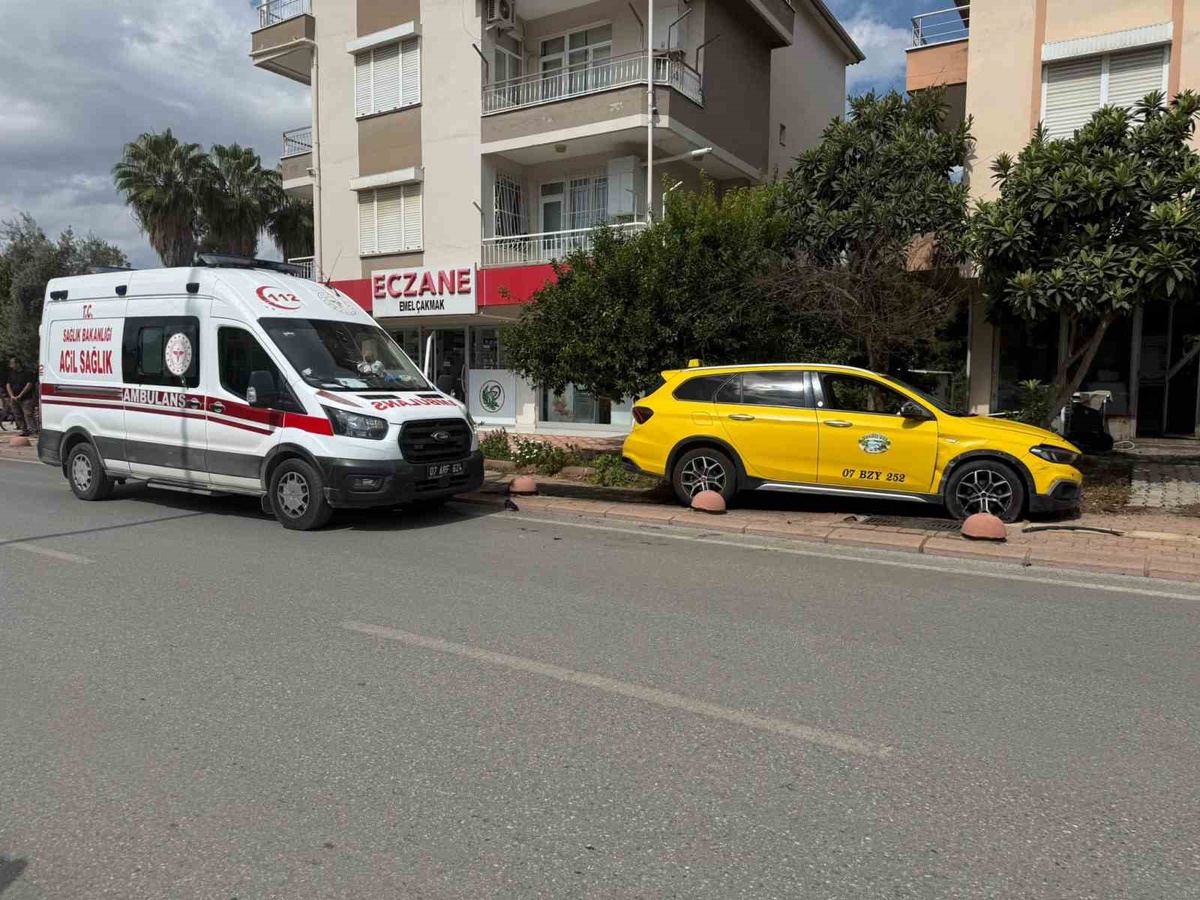 Serik'te taksi, hafif ticari araçla çarpıştı; yaralanan olmadı, beton dubalara çarptı
