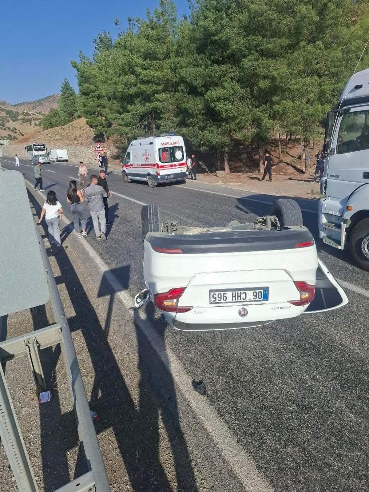 Siirt Baykan'da otomobil takla atıp şarampole devrildi, 2 kişi yaralandı