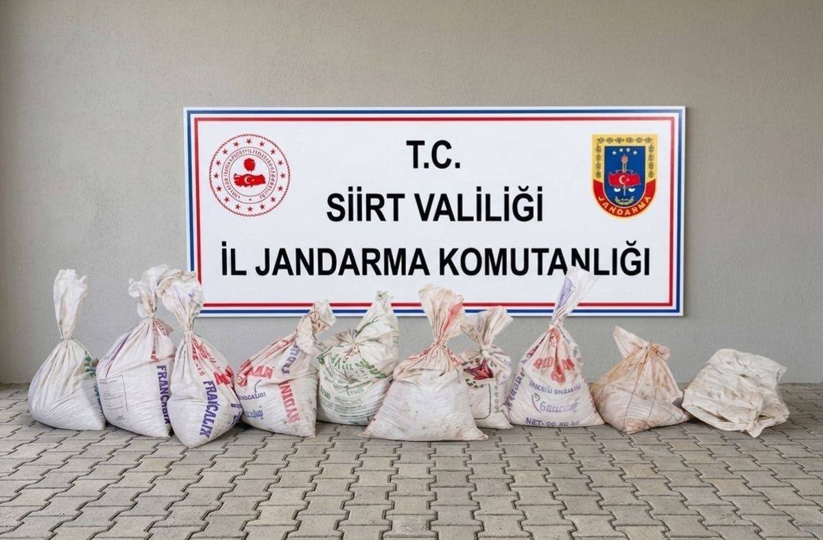Siirt'te 300 kilo fıstık çalan 3 şüpheli çuvaldaki yazıyla suçüstü yakalandı