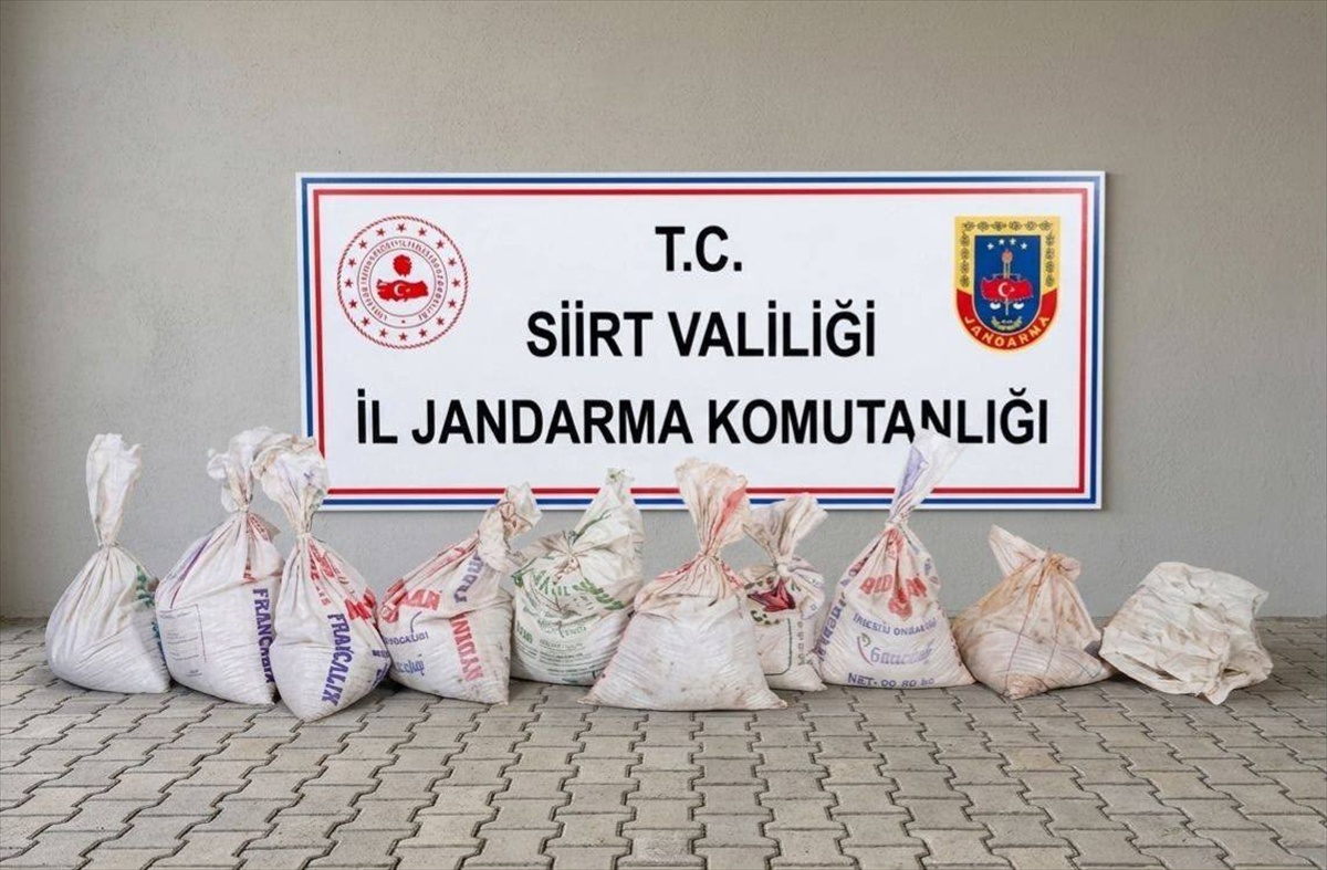 Siirt'te fıstık hırsızlığı yapan 3 şüpheli 300 kilogramla suçüstü yakalandı