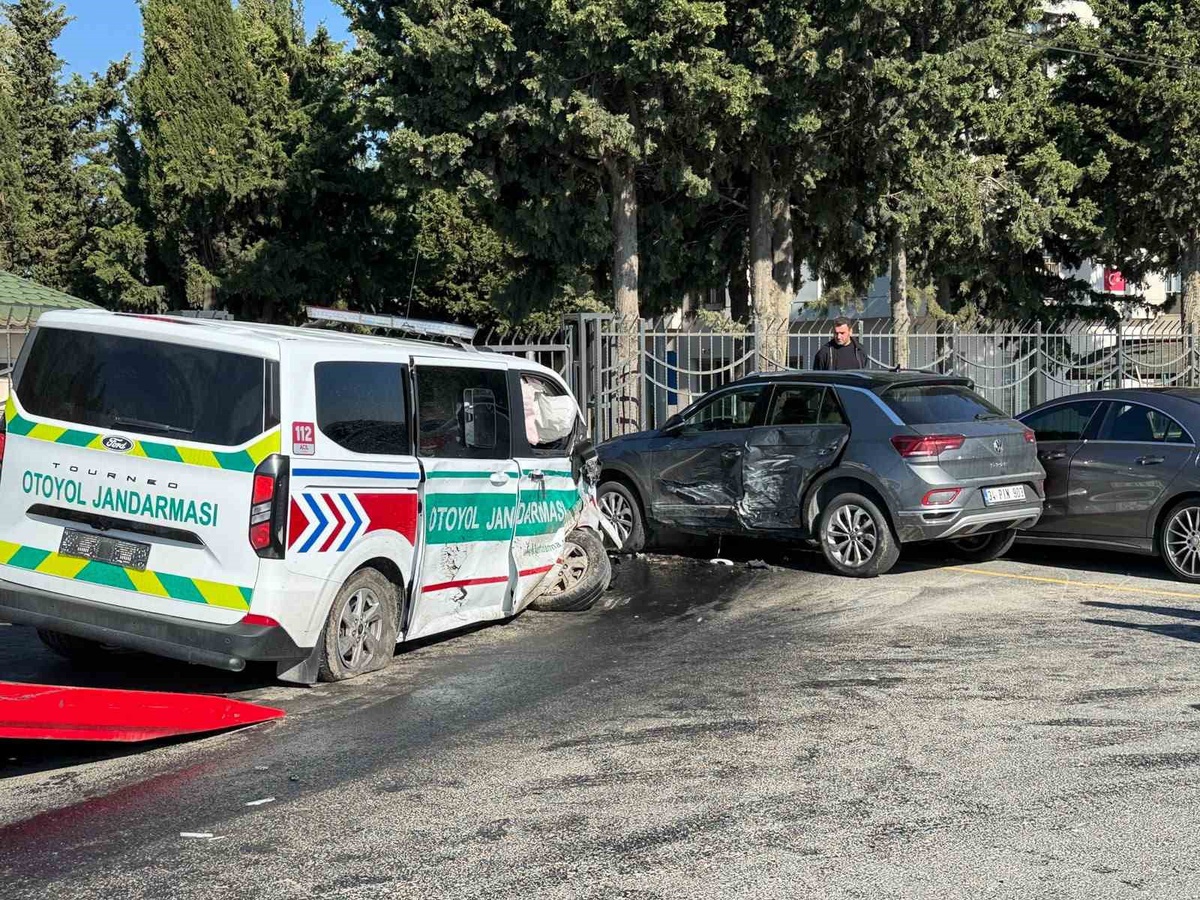 Silivri'de jandarma aracı sivil araçla çarpıştı, 3 jandarma ve kadın sürücü yaralandı