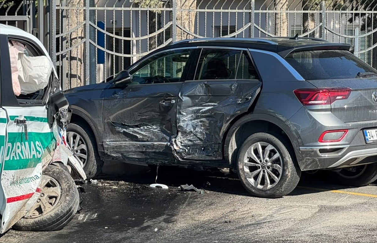 Silivri'de jandarma ekip aracı otomobille çarpıştı, 4 kişi yaralandı
