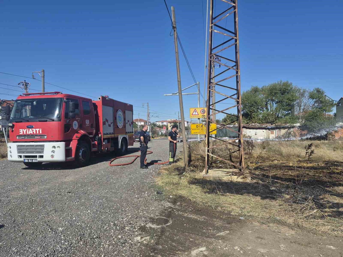 Tekirdağ Muratlı'da arsadaki yangın itfaiye ekiplerince çevreye sıçramadan söndürüldü