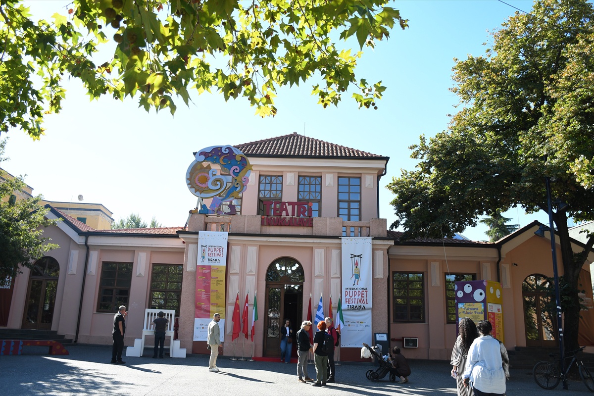 Tiran'da "Dev Gölgeler" Karagöz-Hacivat oyunu YEE etkinliğinde sahnelendi