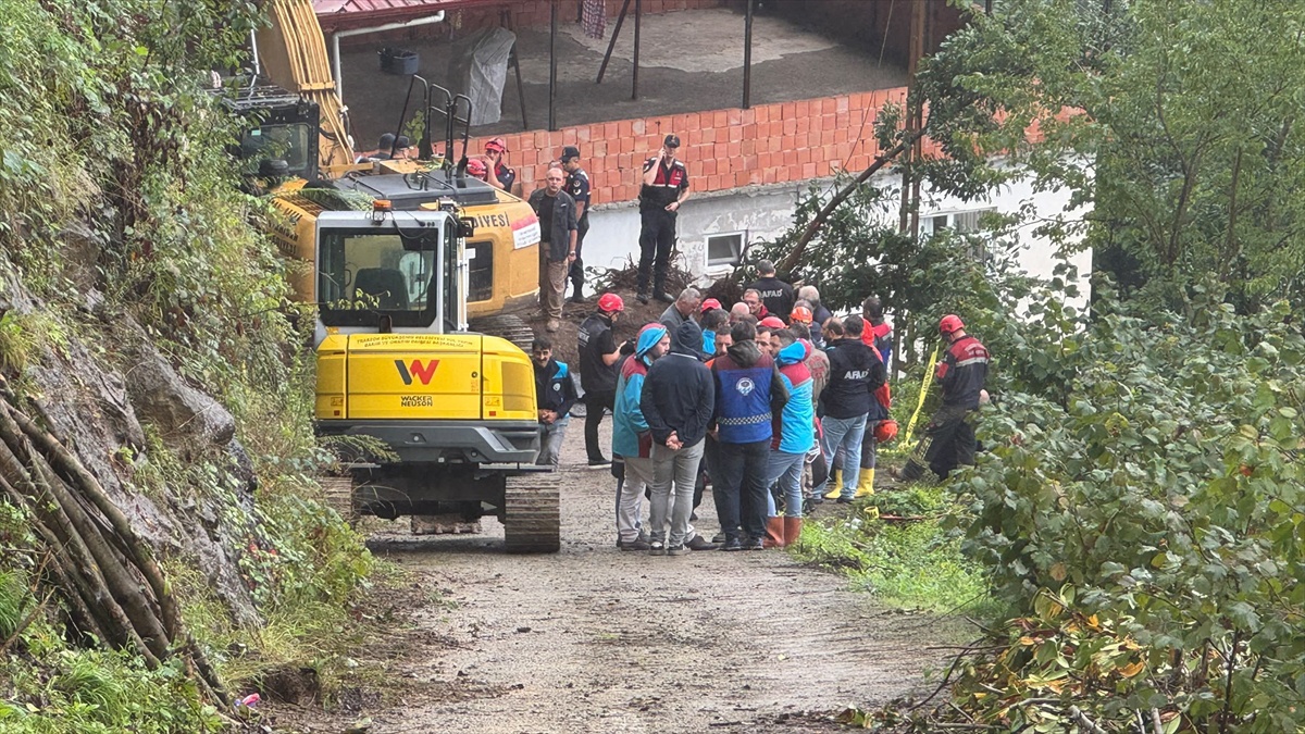 Trabzon Ortahisar'da heyelanda toprak altında kalan kişi için ekipler arama başlattı