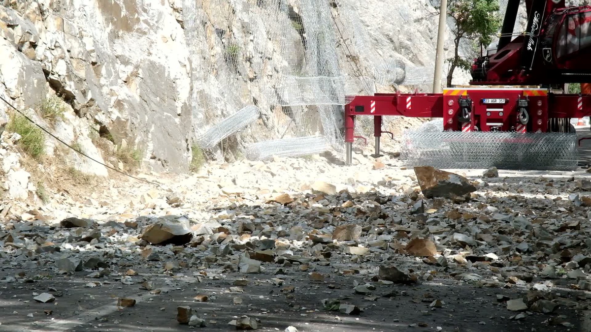 Tunceli-Ovacık yolunda kaya düşmesine karşı 30 bin metrekare çelik ağ uygulanacak