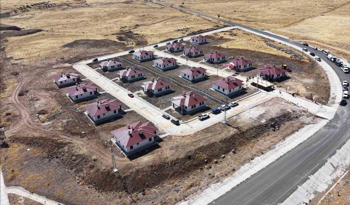 Tunceli Pertek Beydamı'da 18 kırsal konutun anahtarı hak sahiplerine teslim edildi