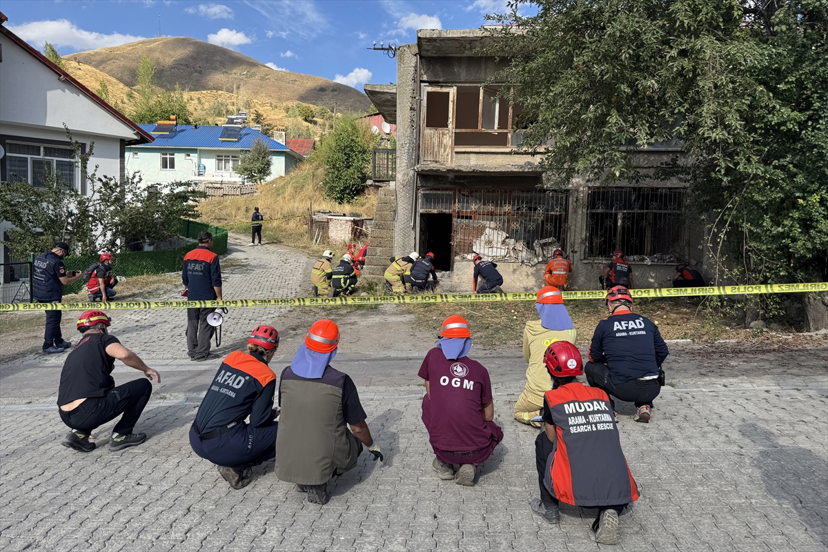 Tunceli Pülümür'de 6,9'luk deprem senaryosuyla arama kurtarma tatbikatı yapıldı