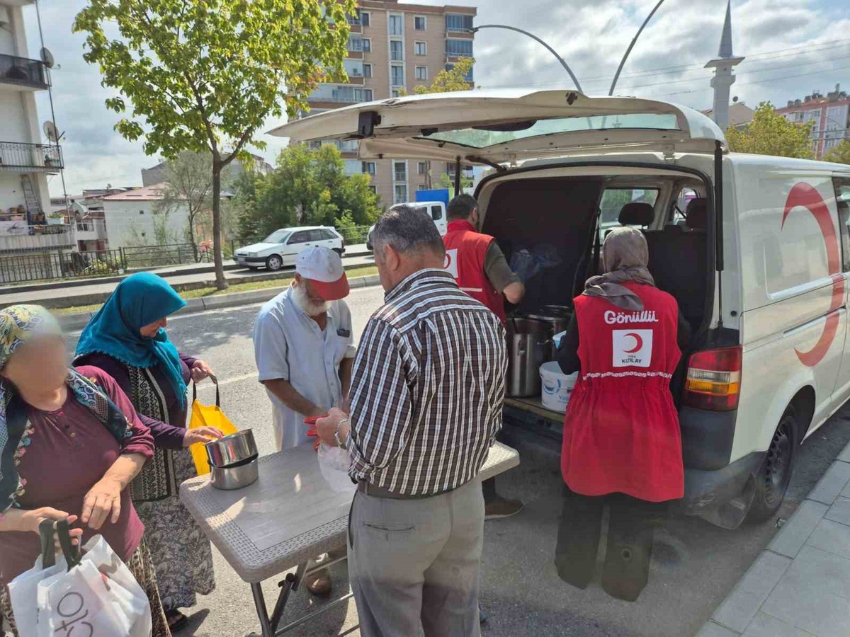 Türk Kızılay Samsun Şubesi, ihtiyaç sahibi ailelere her gün sıcak yemek ulaştırıyor