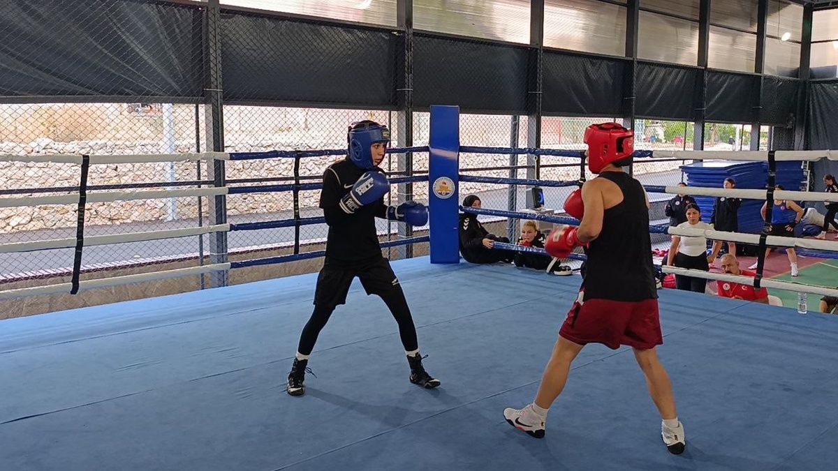 Türkiye Genç Kadınlar Boks Milli Takımı, Kozan'da 15 günlük kampa başladı