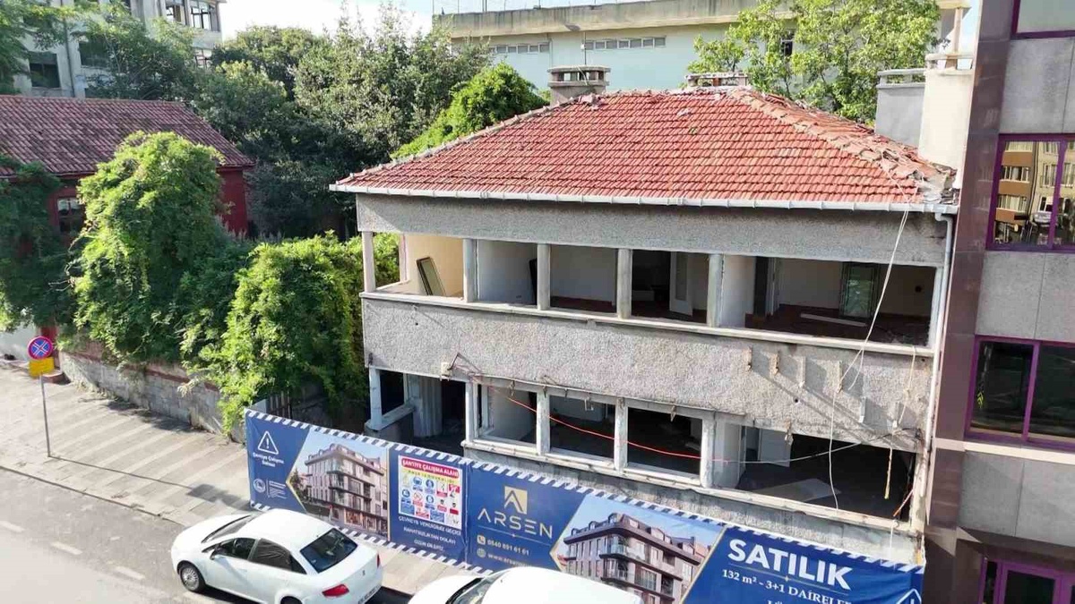 Üsküdar Doğancılar'da 'Tavuklu Doktor' Özferendeci'nin evi yıkım sürecine girdi