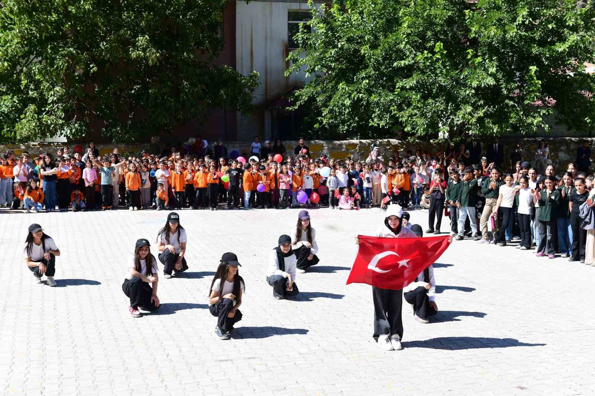 Van Çatak'ta İlköğretim Haftası Atatürk İlkokulu'nda düzenlenen programla başladı