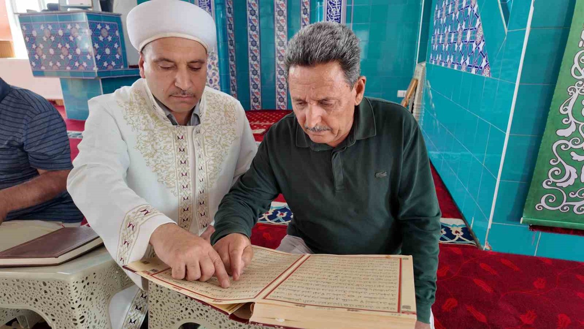 Van Erciş'te iki kişi, 70 ve 65 yaşında Kur'an okumayı öğrendi.