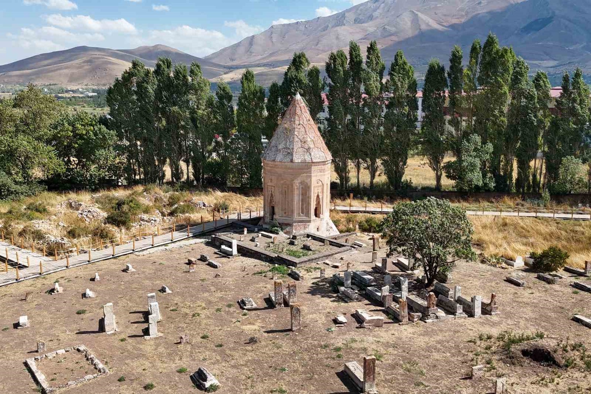 Van Gevaş'ta Halime Hatun Kümbeti ve Selçuklu Mezarlığı'nda restorasyon sürüyor