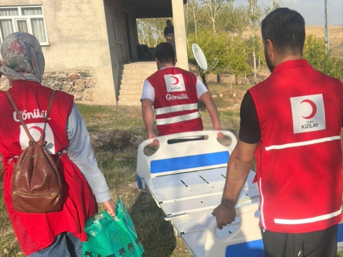Van Muradiye'de Havin Acar'a elektrikli medikal yatak bağışçı desteğiyle ulaştırıldı