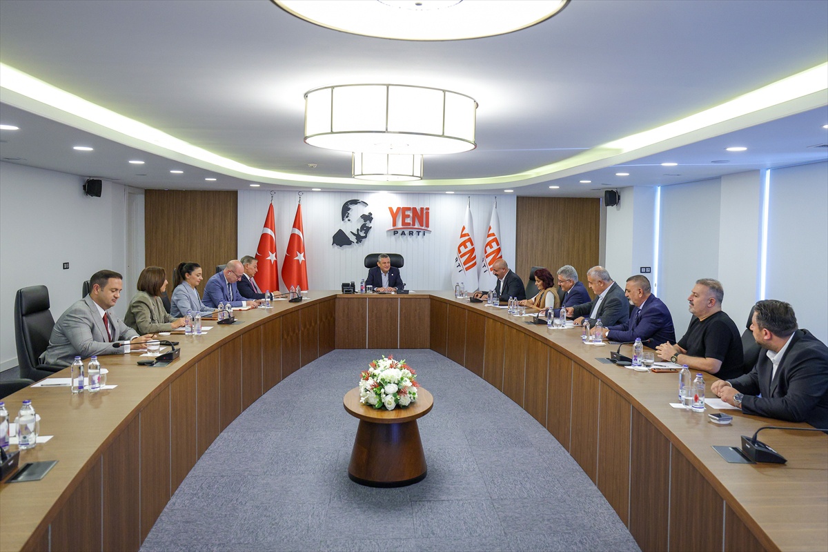 Yeni Parti Genel Başkanı Özgür Özel, Alevi kurumlarının temsilcileriyle görüştü