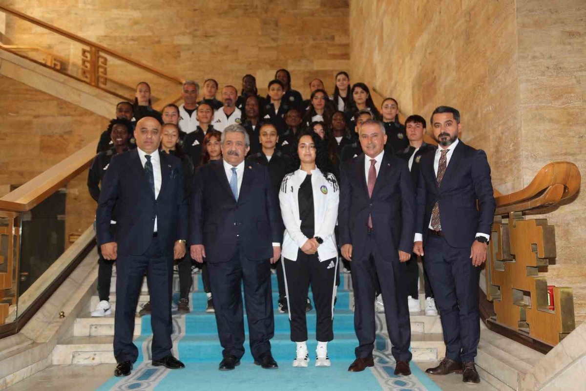 Yüksekova Spor Kulübü, TBMM’de MHP Genel Başkan Yardımcısı Feti Yıldız’ı ziyaret etti