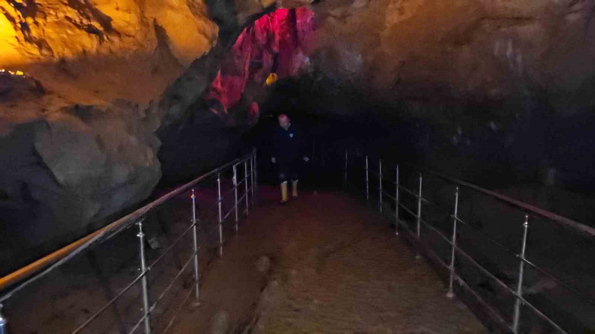 Zonguldak'ta yağış sonrası su ve çamurla dolan Gökgöl Mağarası'nda temizlik başladı