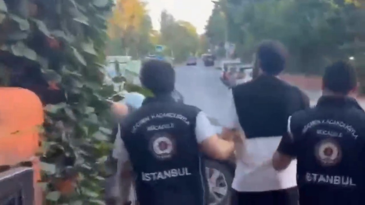 13 ilde 1070 yabancıya usulsüz vatandaşlık operasyonunda 26 kişi tutuklandı