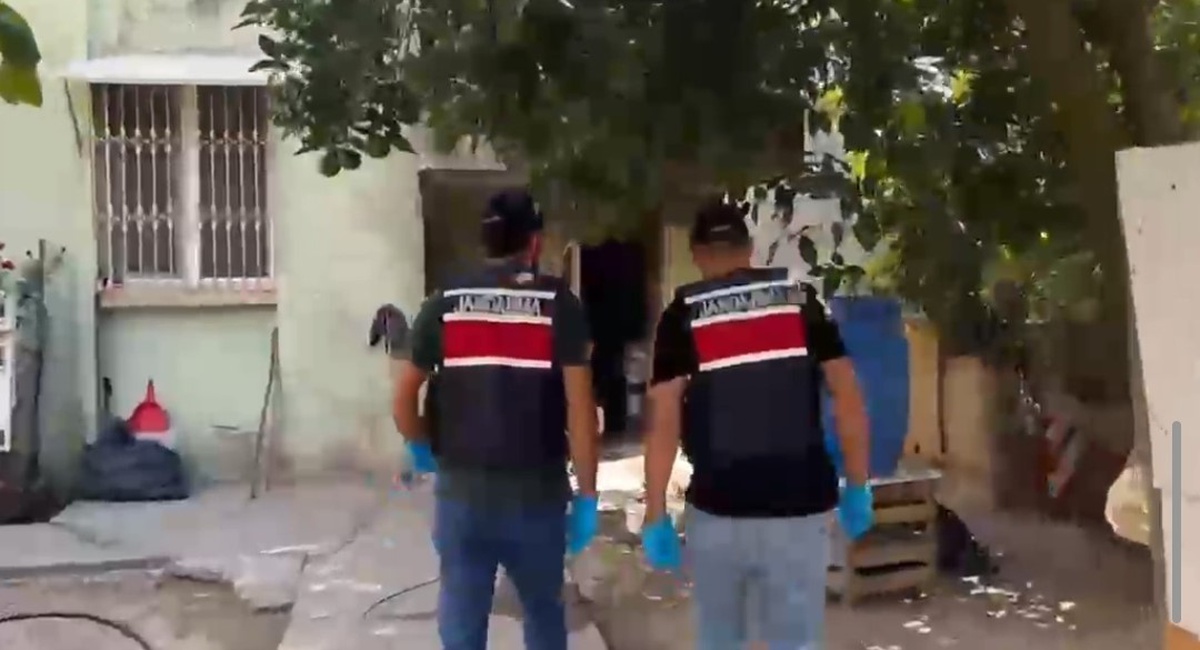 Adana Seyhan'da 1.670 litre sahte içki ele geçirildi